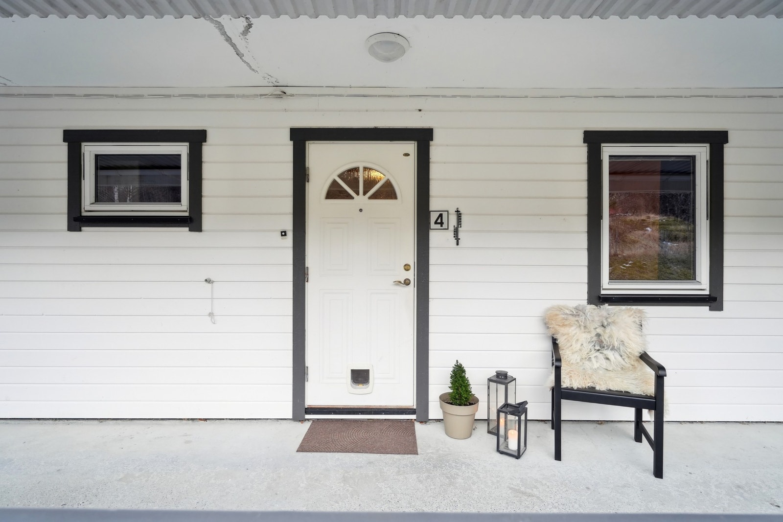 Hyggelig inngangsparti med plass til liten sittegruppe. Galleribilde