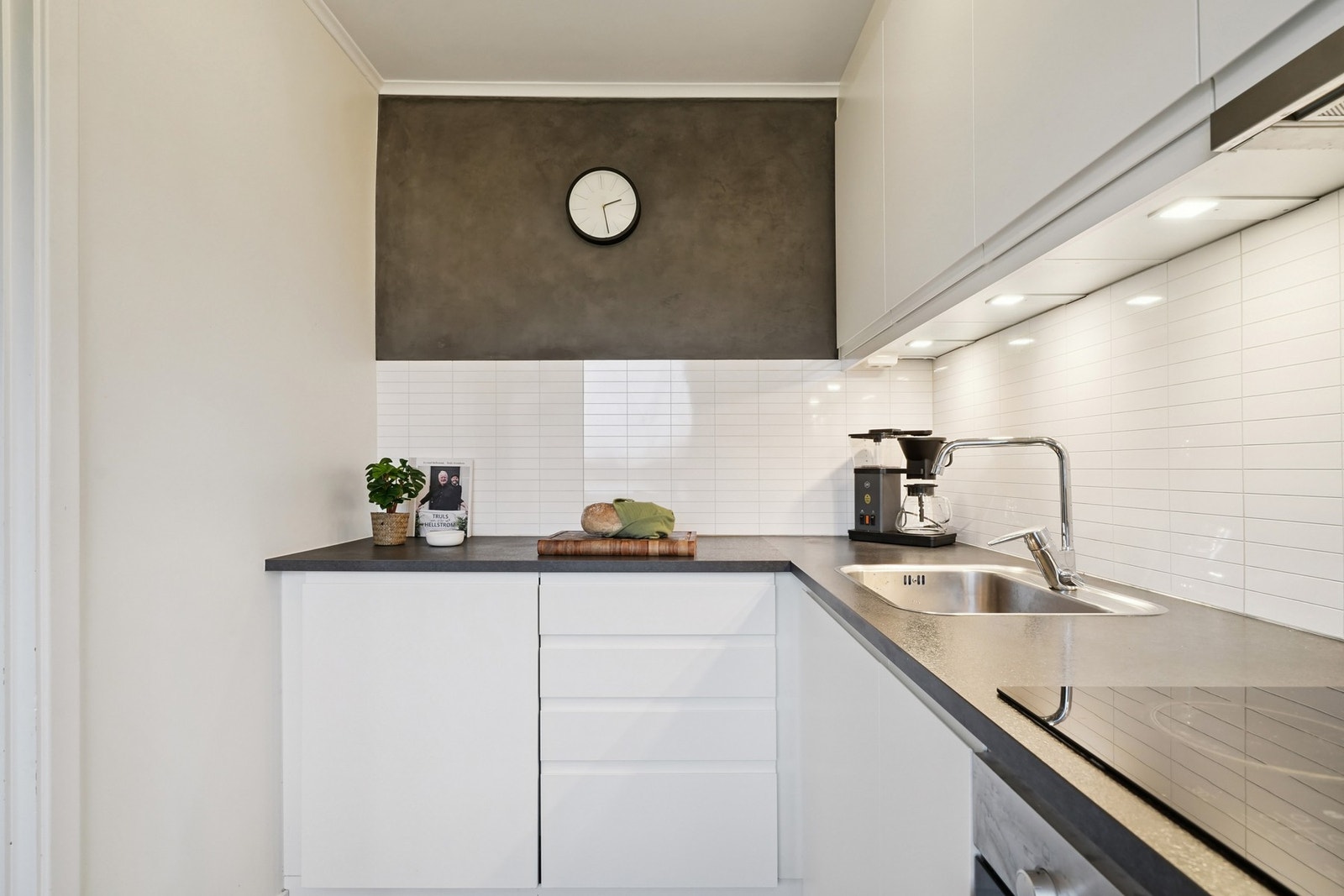 Integrerte hvitevarer som stekeovn, oppvaskmaskin og kjøl/fryseskap medfølger i handelen. Galleribilde