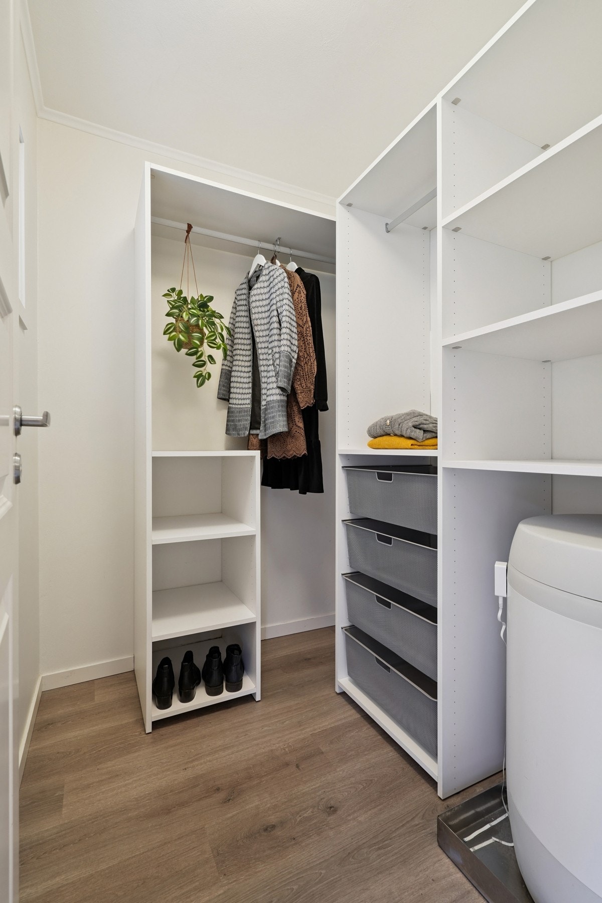 Garderoberommet har innredning fra Sigdal - som gir god oversikt og orden. Galleribilde