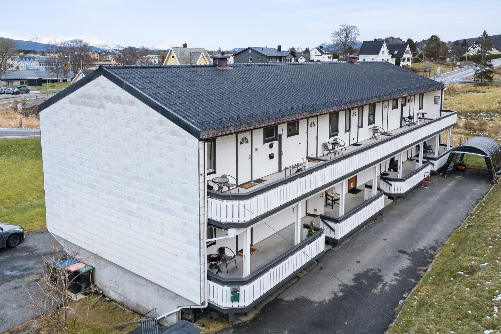 Det medfølger biloppstillingsplass til leiligheten på fellesareal. Galleribilde