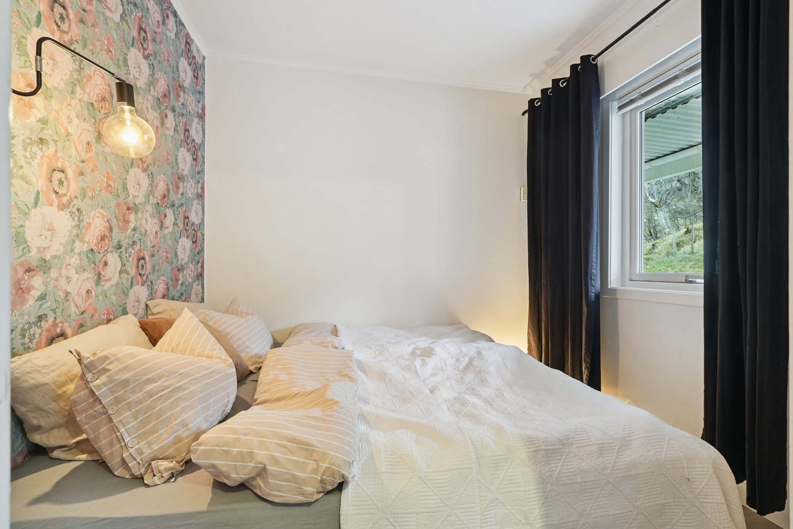 Innredet med dobbeltseng. Plass til kommode om ønskelig. Galleribilde