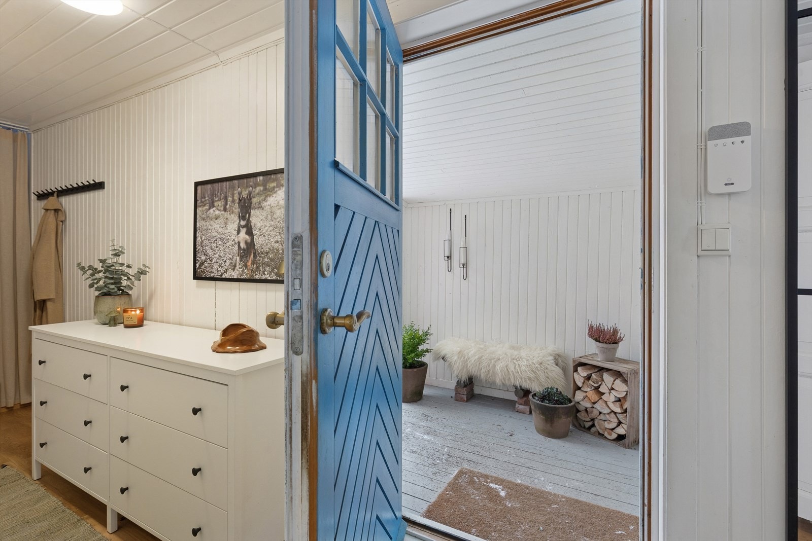 En varm og innbydende entré som ønsker deg velkommen inn. Galleribilde