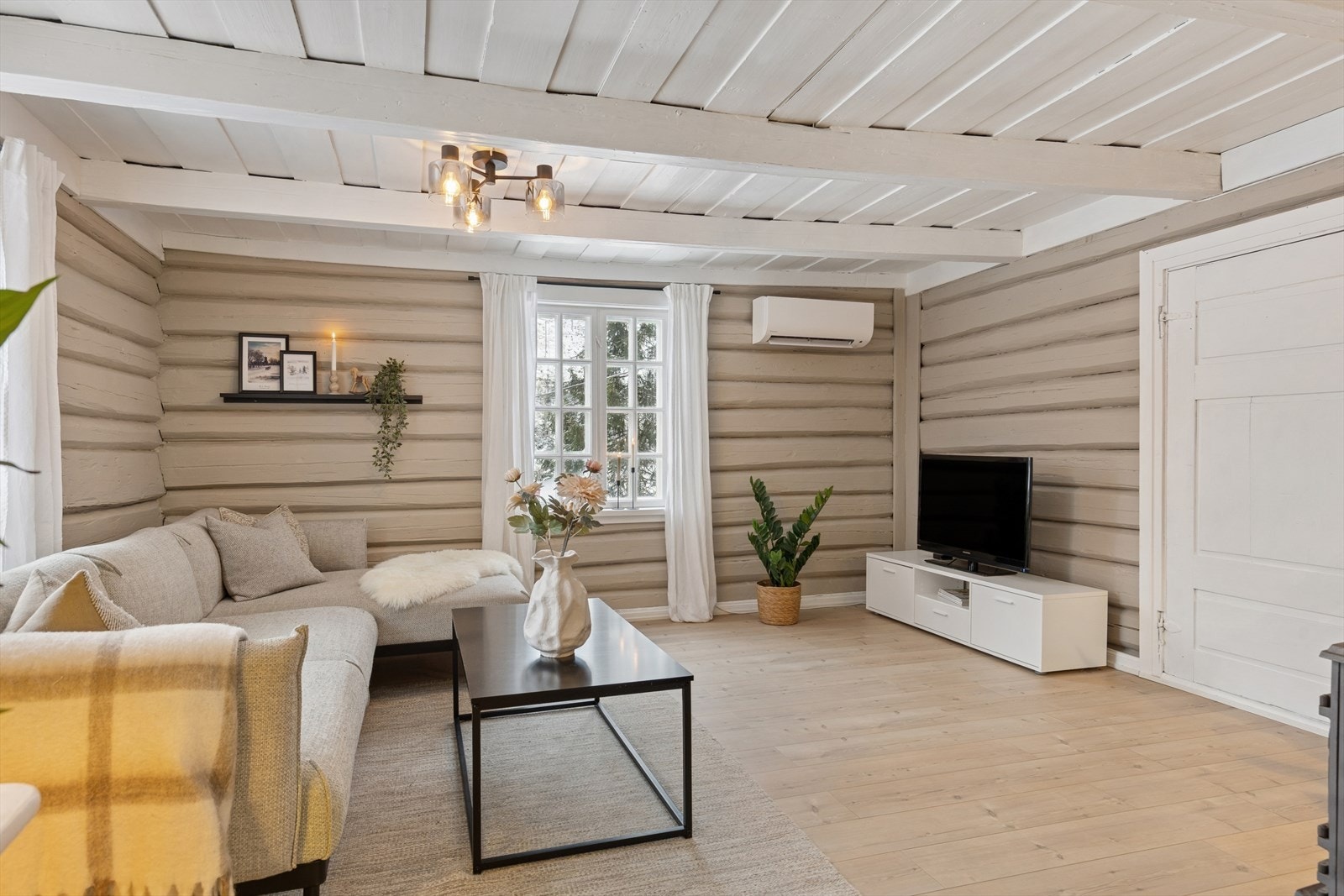 Vedovn, varmepumpe og behagelige farger skaper en lun og innbydende atmosfære. Galleribilde