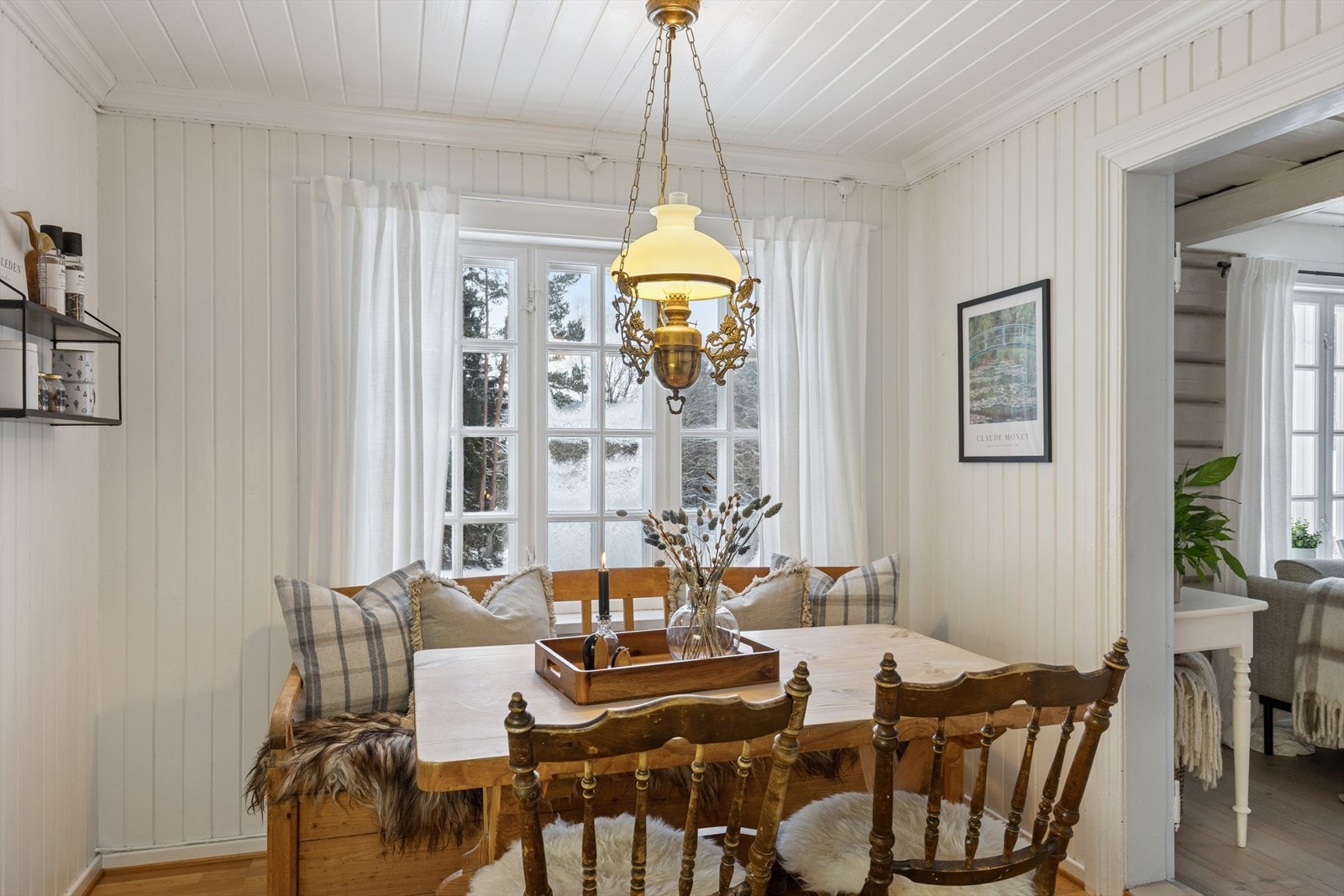 Stemningsfull spiseplass ved vinduet med utsikt til natur. Galleribilde