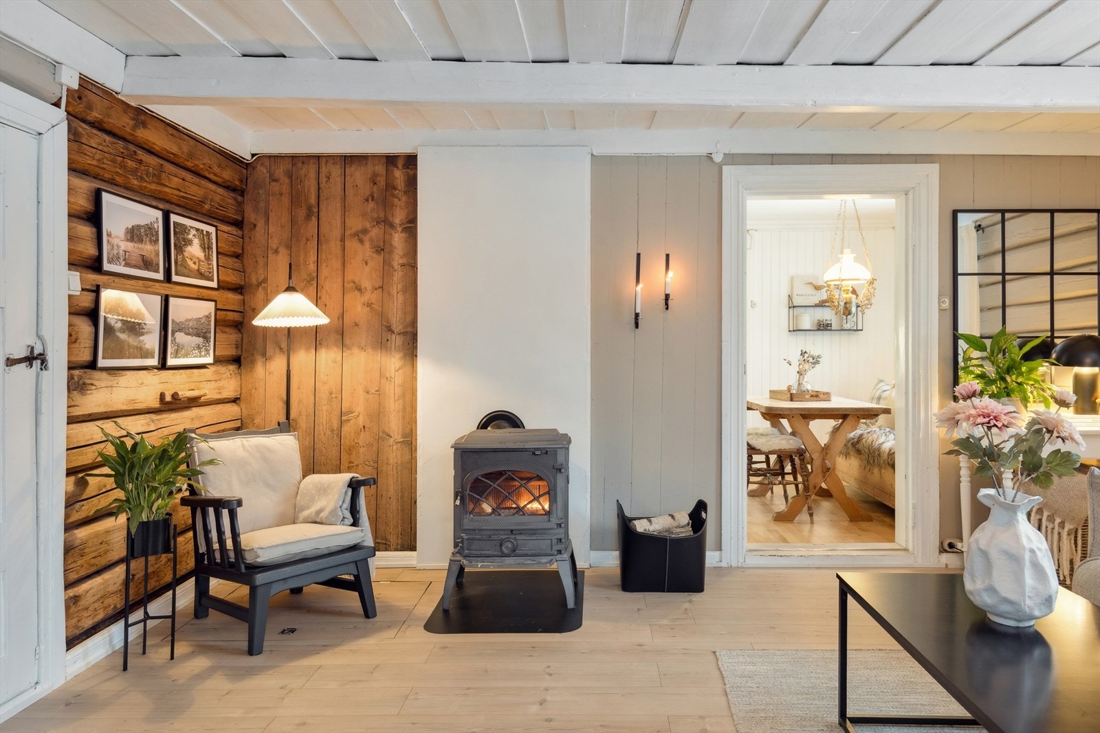 Dette er en varm og stemningsfull bolig hvor klassisk sjarm møter moderne komfort. Galleribilde