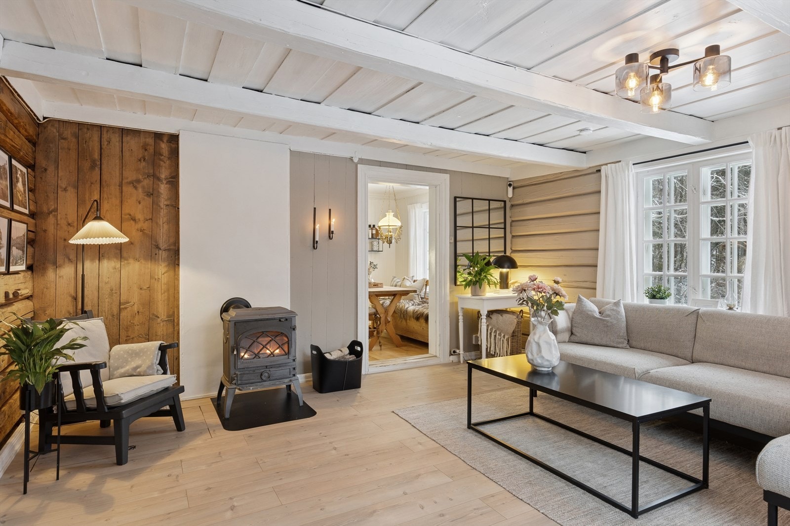 Romslig stue med moderne preg, kombinert med varme tømmervegger og naturlige materialer. Galleribilde