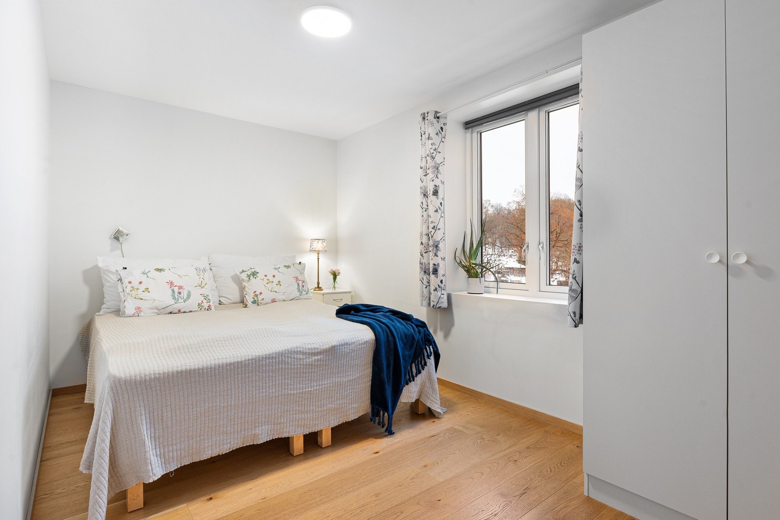 Hovedsoverommet ligger skjermet til mot bakgården. Galleribilde