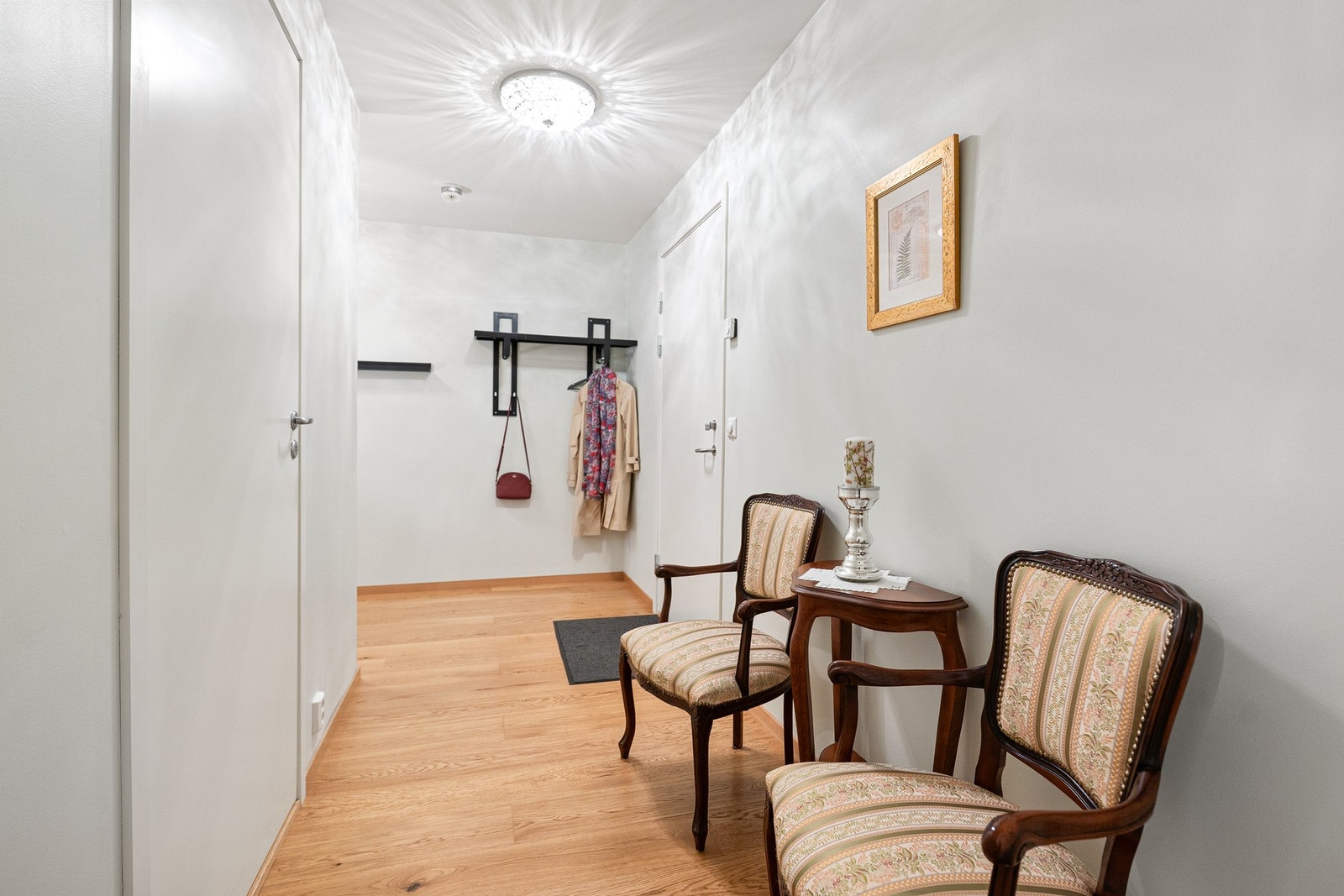 Luftig enté/gang gir gode muligheter for møblering og oppbevaring av klær og sko. Galleribilde