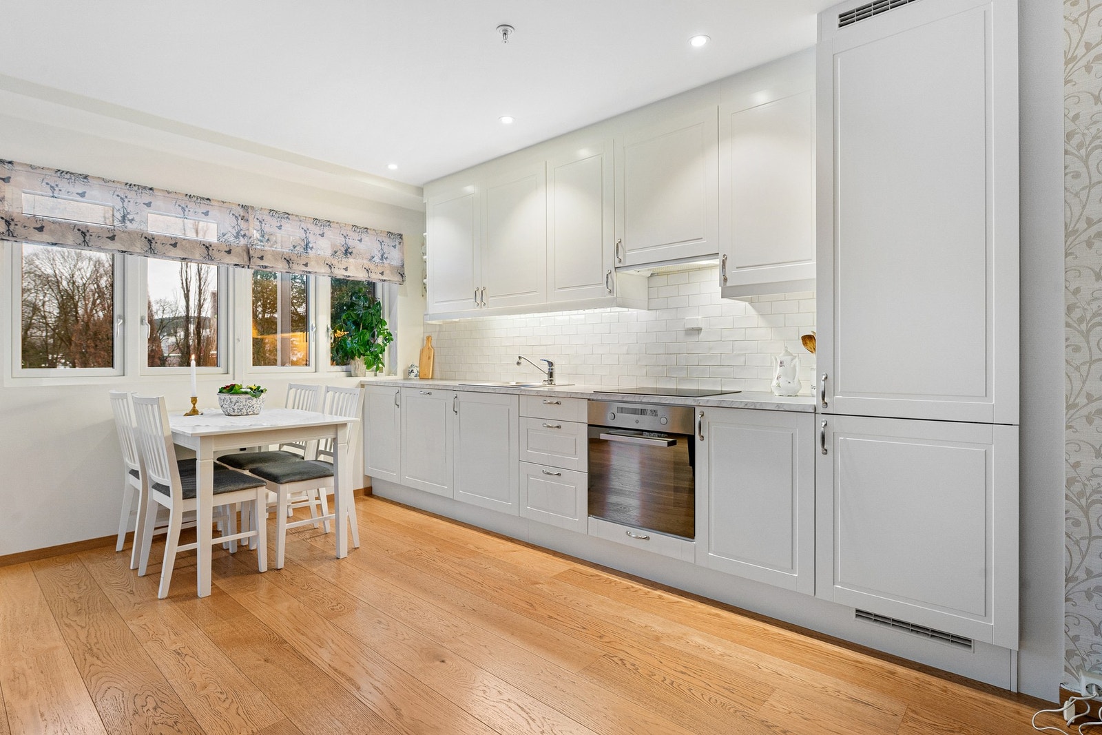 Det er bra med over- og underskap som gir god arbeidsplass og mye lagring. Galleribilde