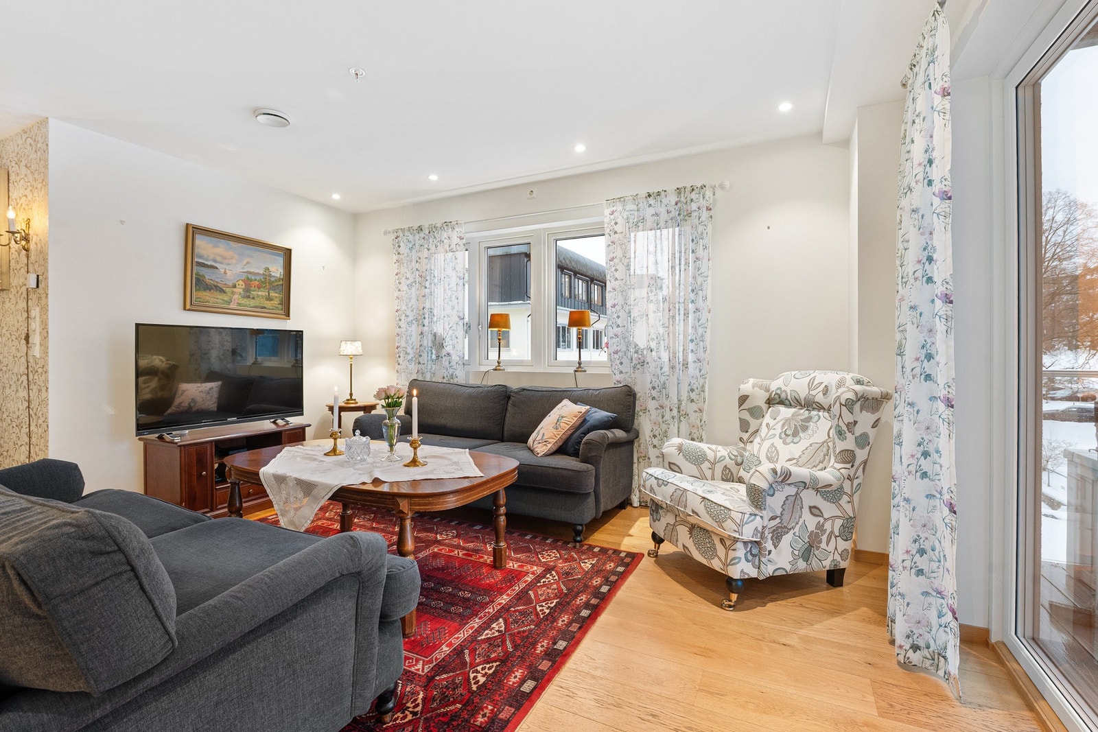 Stuen har en koselig vinkel og har store vinduer som gir særdeles godt med naturlig lys inn. Galleribilde