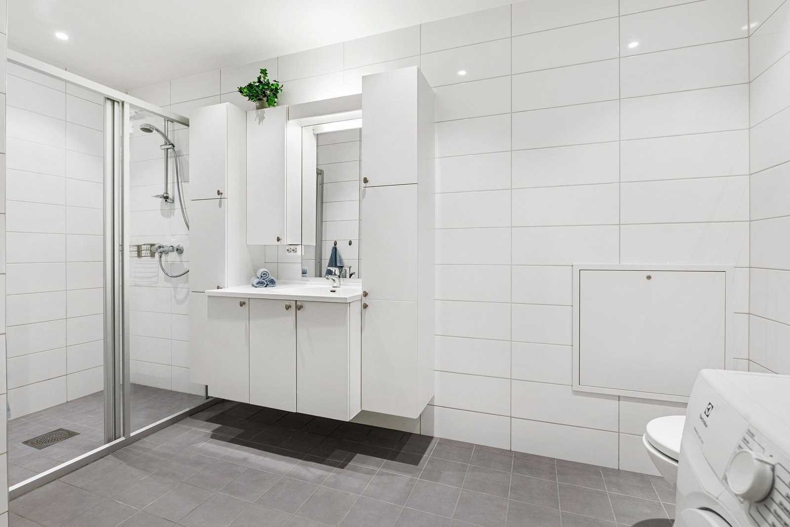 Romslig bad med innholdsrik innredning, stort dusjhjørne og vegghengt wc. Galleribilde