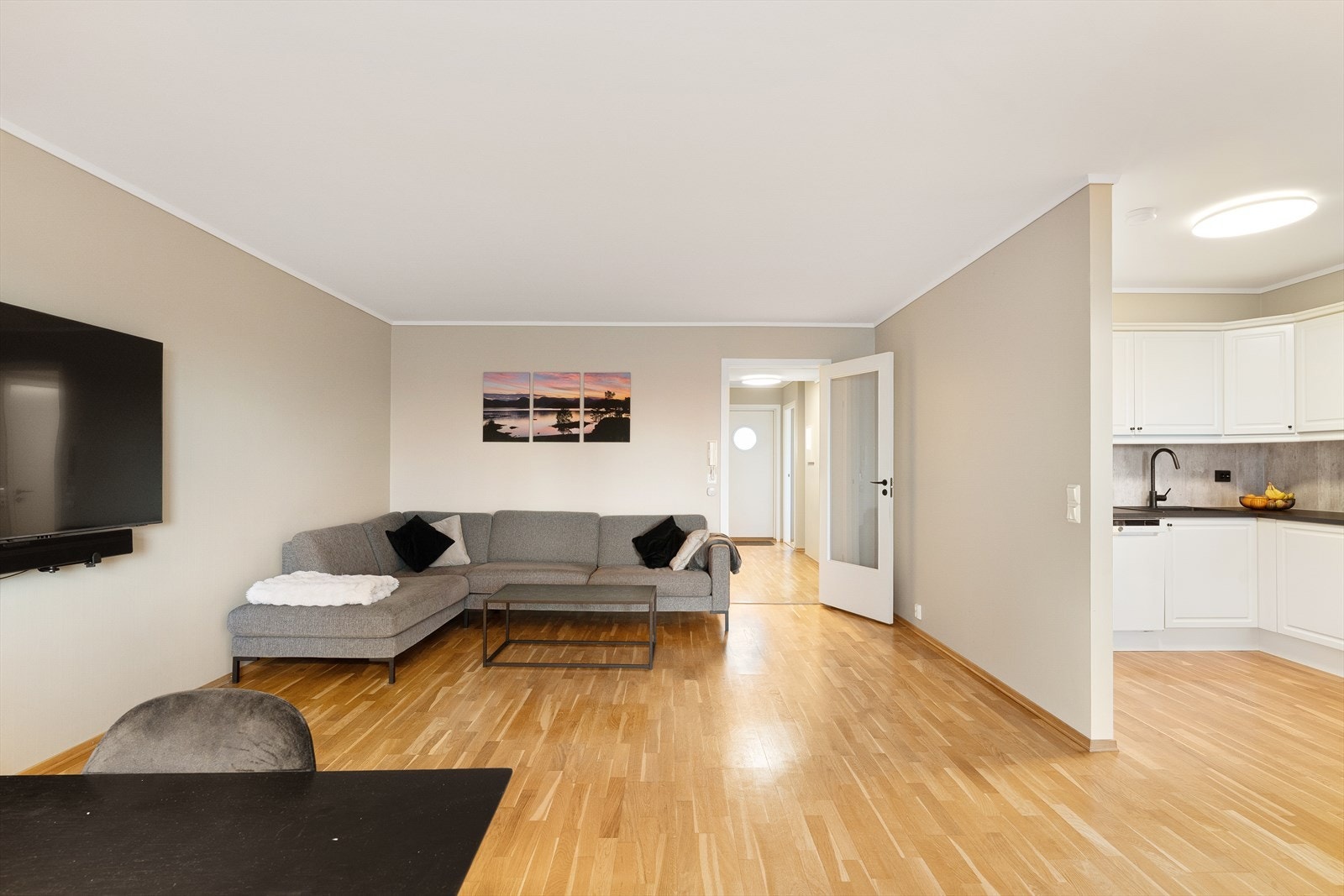 Stue og kjøkken i delvis åpen løsning Galleribilde