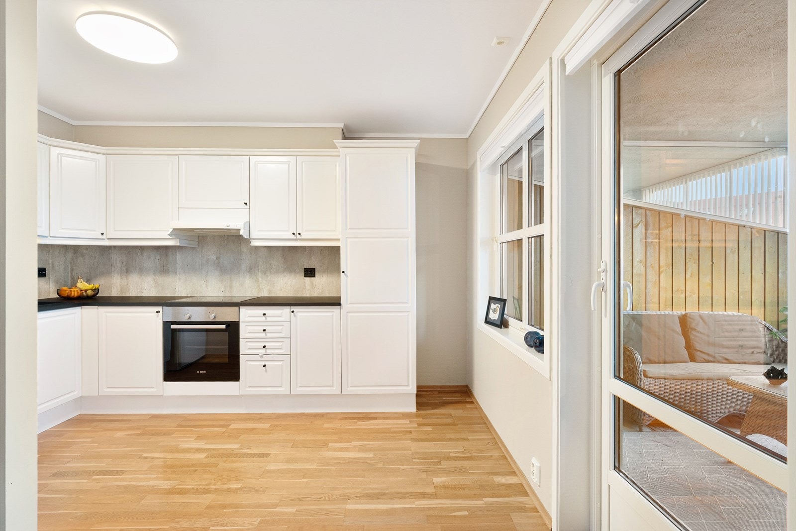 Kjøkkenet i hvit design, og det er god plass til spisebord. Galleribilde