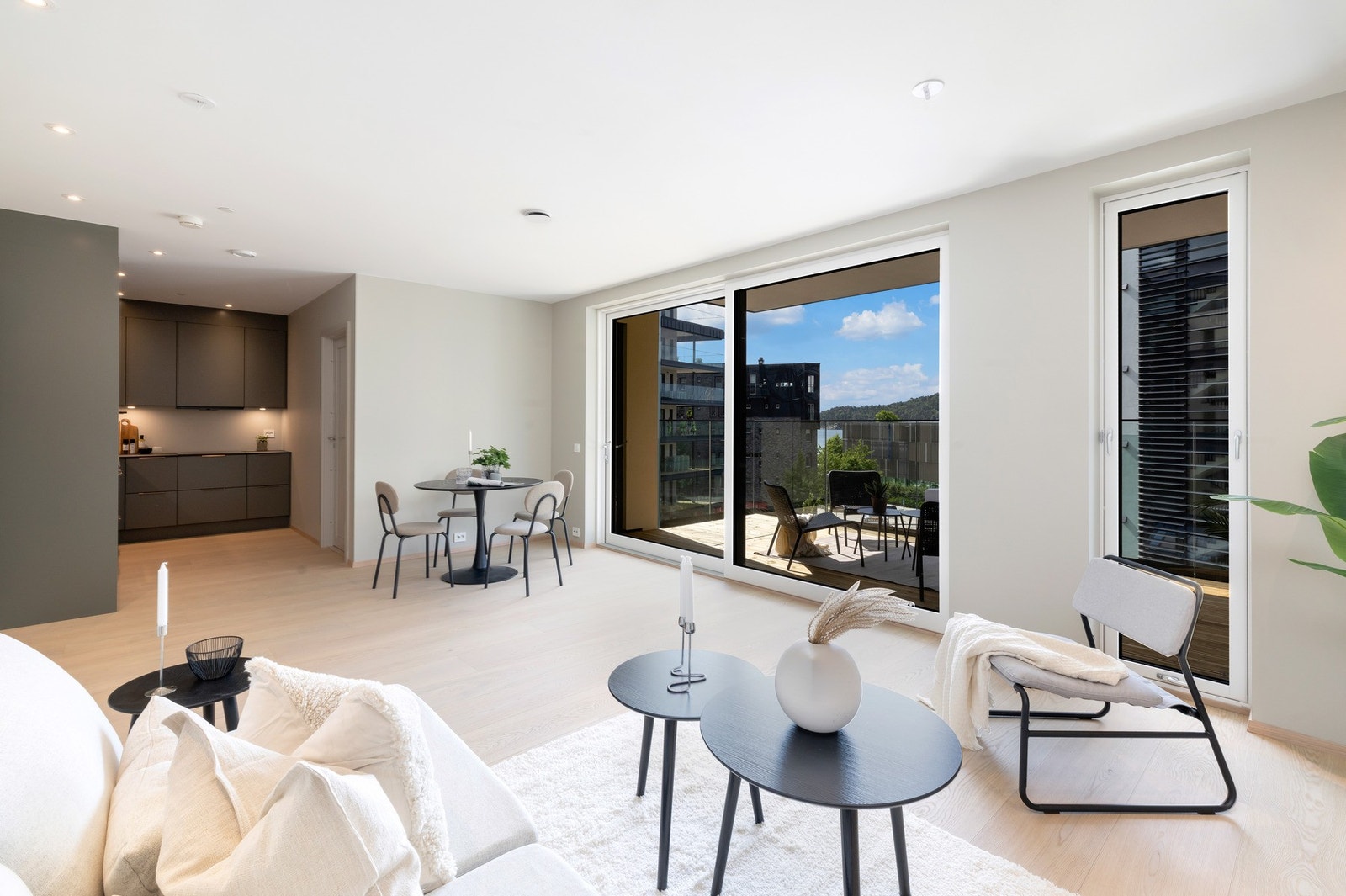 Lys og fin stue med åpen løsning til kjøkken Galleribilde