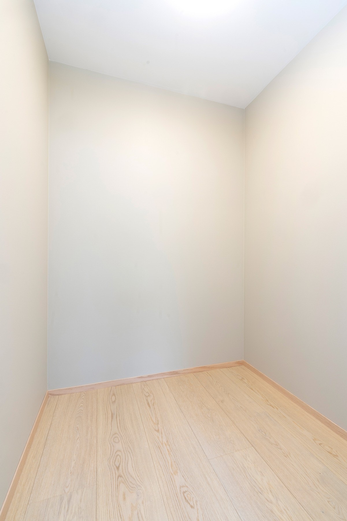 Garderobe med inngang fra hovedsoverom Galleribilde