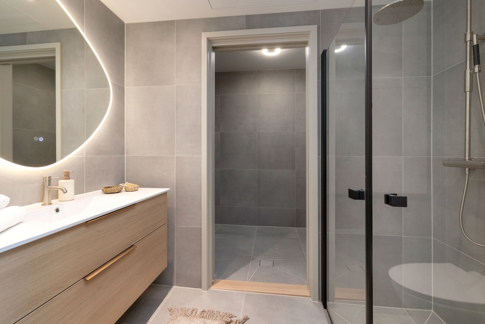 Bad nr 2 med inngang til vaskerom Galleribilde