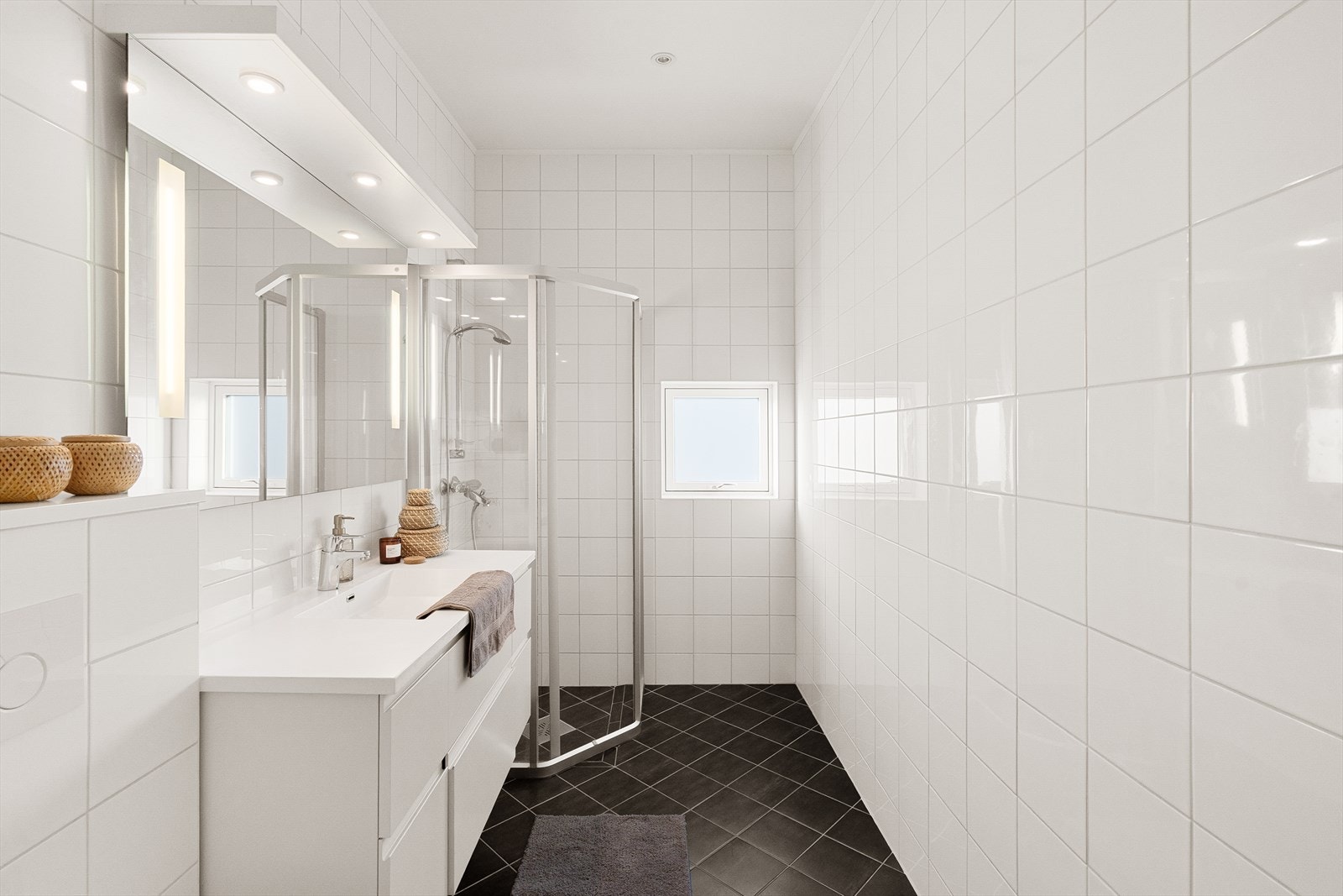 Romslig og moderne helfliset bad med gulvvarme Galleribilde