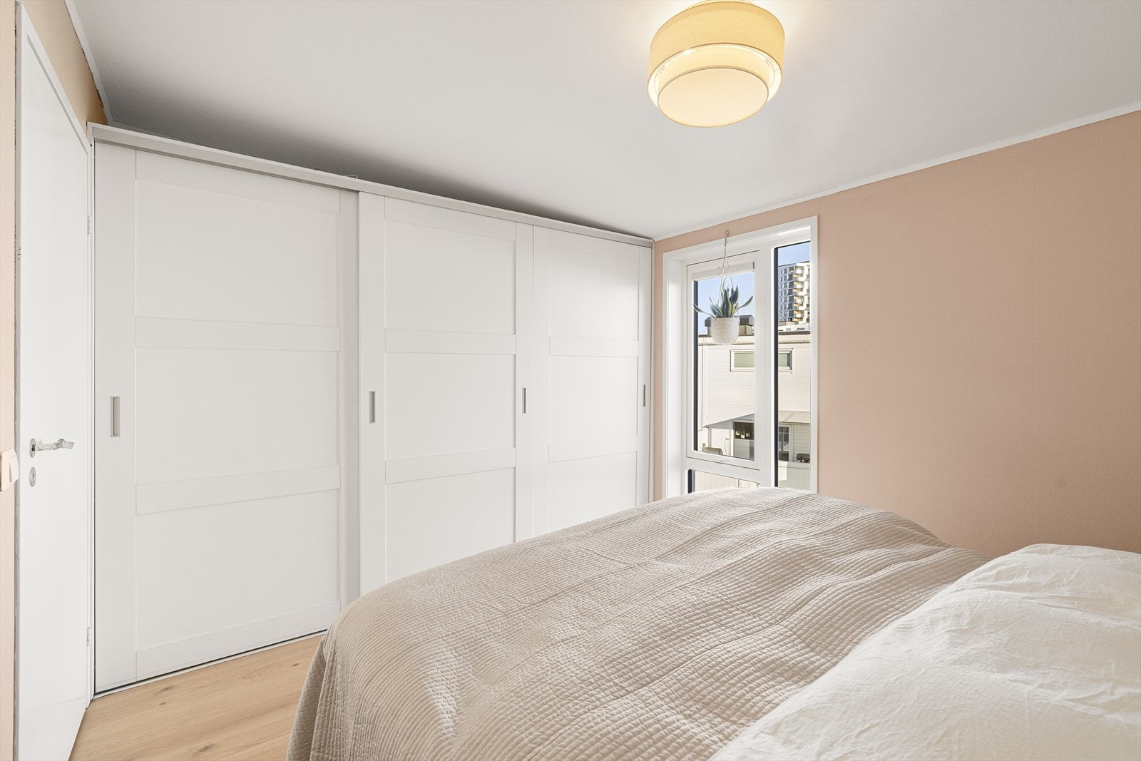 Romslig hovedsoverom med stor skyvedørsgarderobe Galleribilde