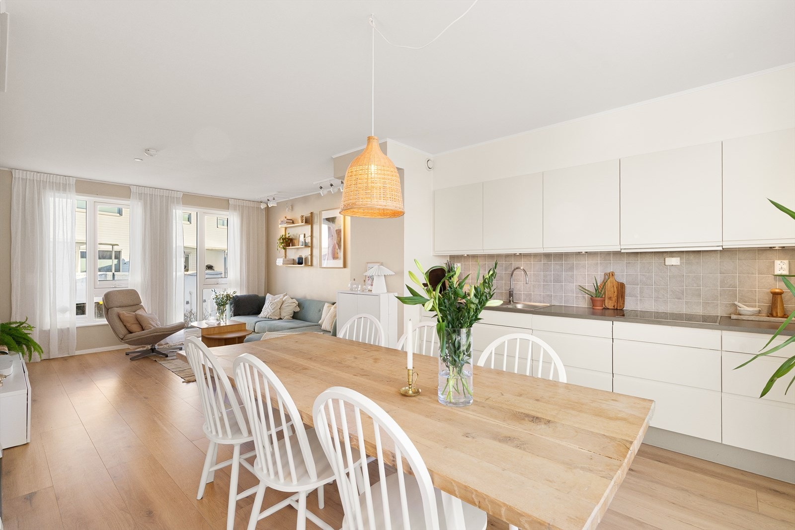 2. etasje er boligens sosiale sone med stue- og kjøkken i åpen løsning Galleribilde