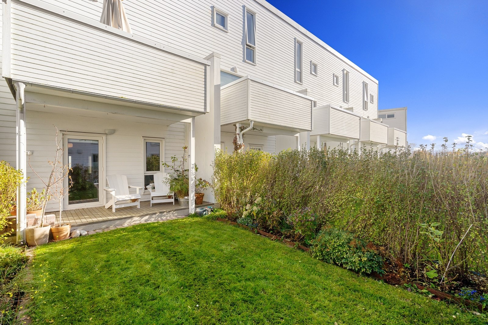 Meget solrike uteområder med sørvestvendt terrasse, hage og balkong Galleribilde