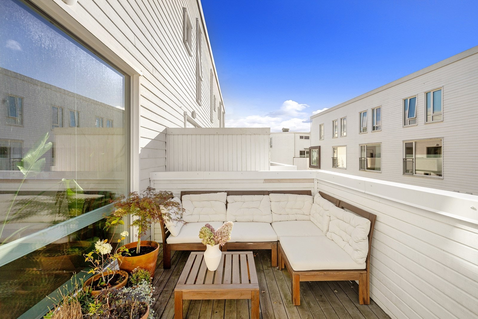 Fra kjøkkenet har man utgang til den sørvestvendte balkongen med meget gode solforhold Galleribilde