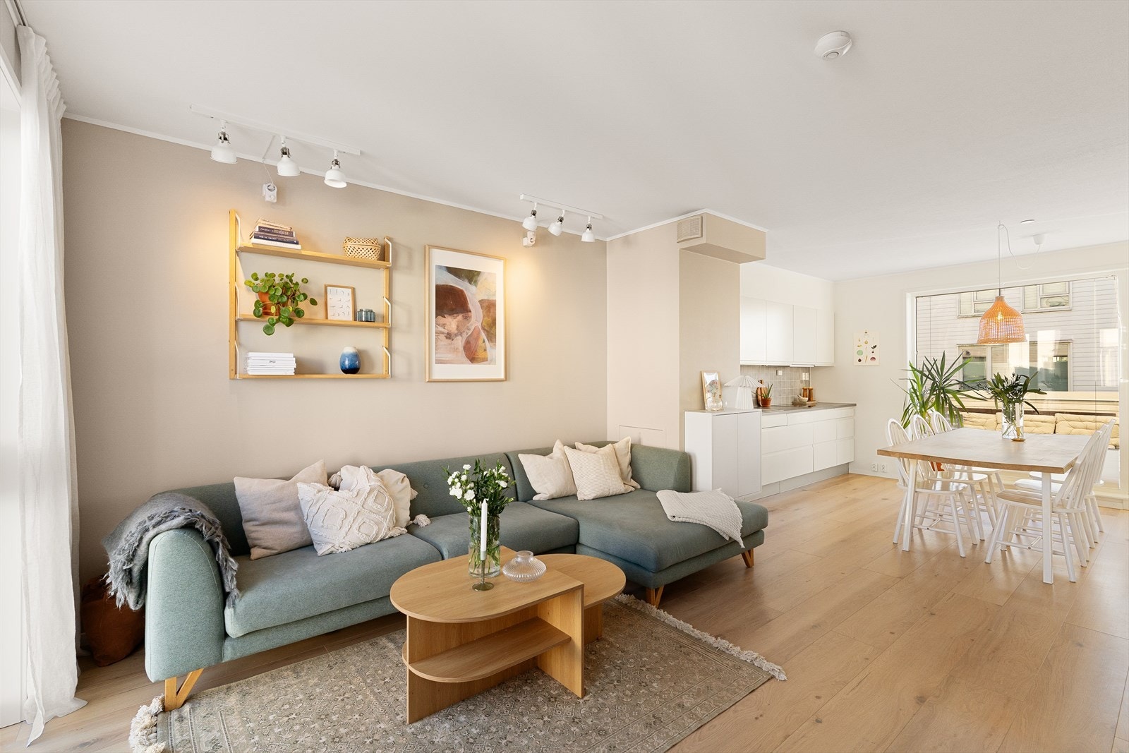 I stuedelen har man god plass til stor sittegruppe. Flott enstavs parkett på gulv Galleribilde