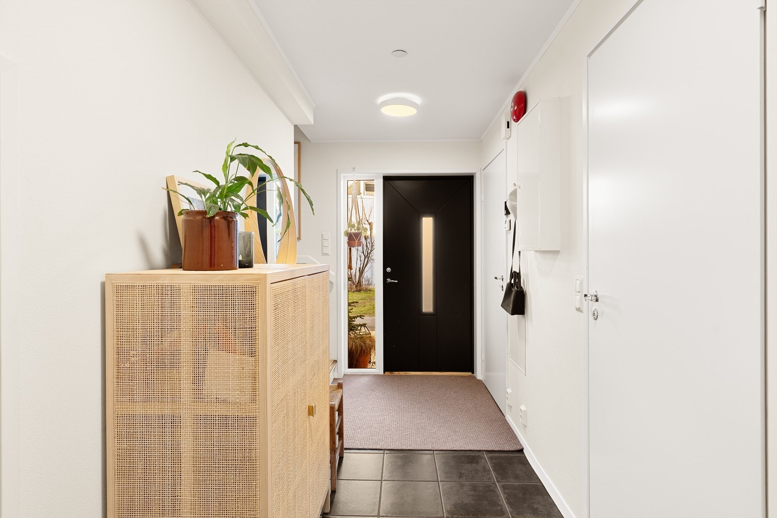 Innbydende entré og gang med fliser på gulv Galleribilde