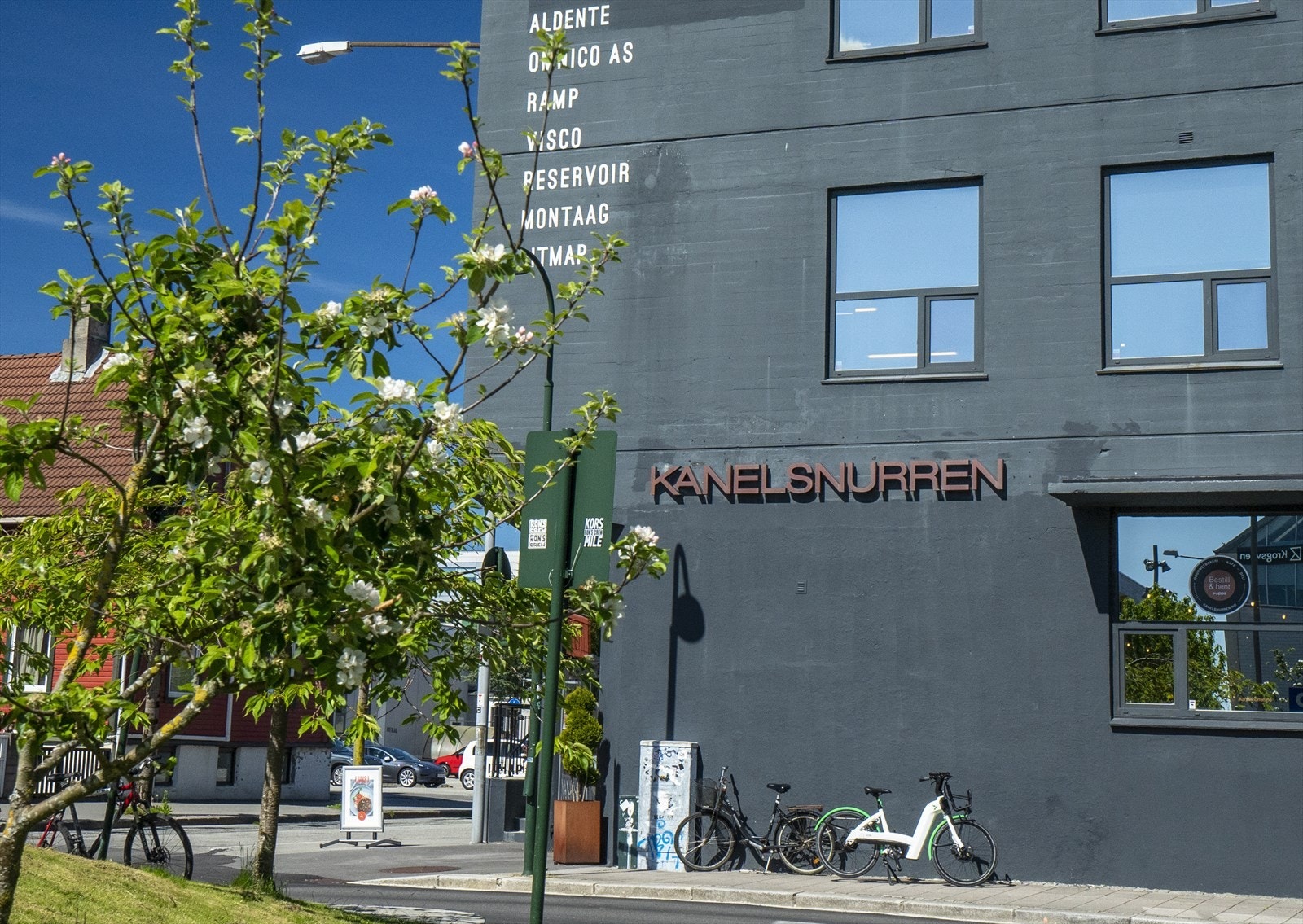 Nærområdet - Å gå til Kanelsnurren, Ostehuset, Fortou, Tau Scene og div. restauranter og barer tar kun noen få minutter. Galleribilde