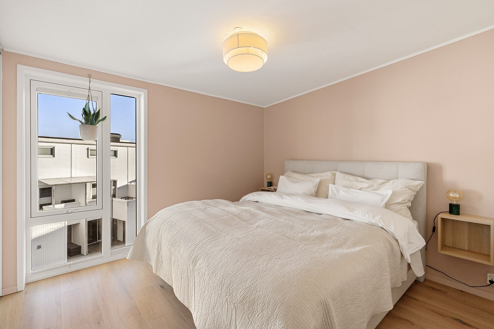 Romslig hovedsoverom med stor skyvedørsgarderobe Galleribilde