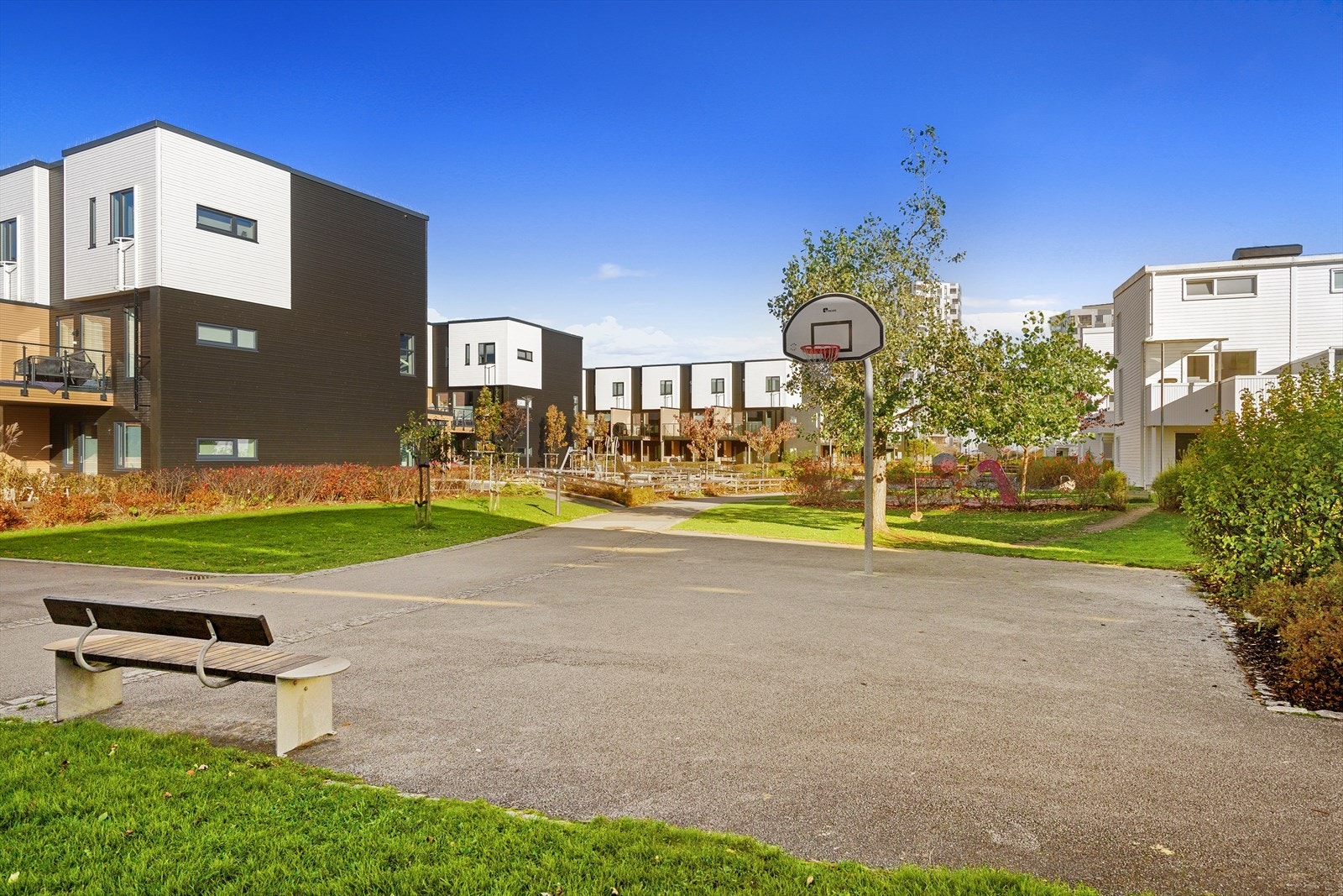 Nærområdet - grøntområder, basketballbane og lekeplasser Galleribilde