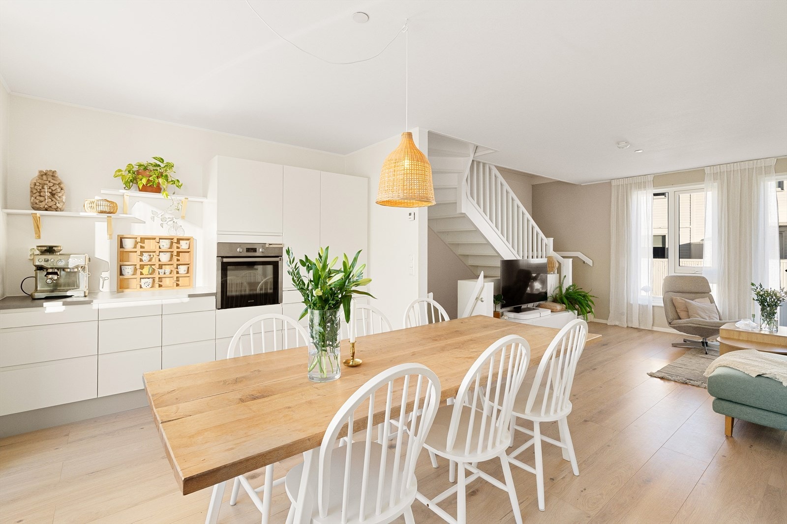 Lekkert kjøkken fra HTH med god skap- og benkeplass Galleribilde