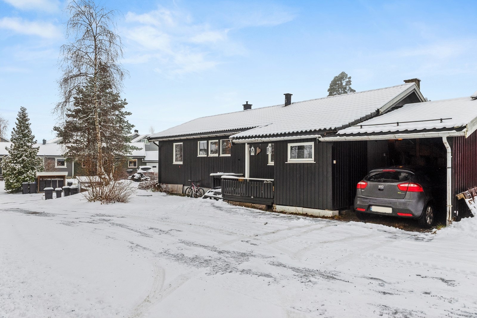 Eiendommen har en inntilbygget carport med plass til to biler. Galleribilde