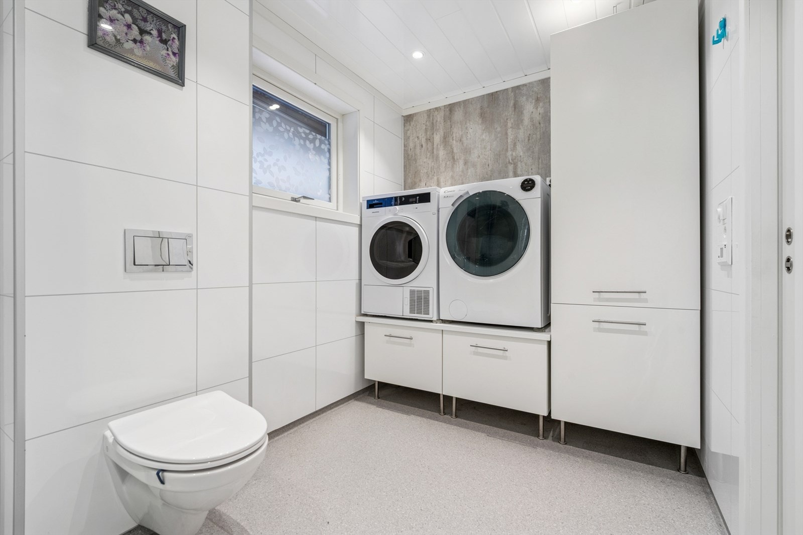 Her er det baderomsplater på veggene og vinylbelegg med elektriske varmekabler i gulvet. Galleribilde