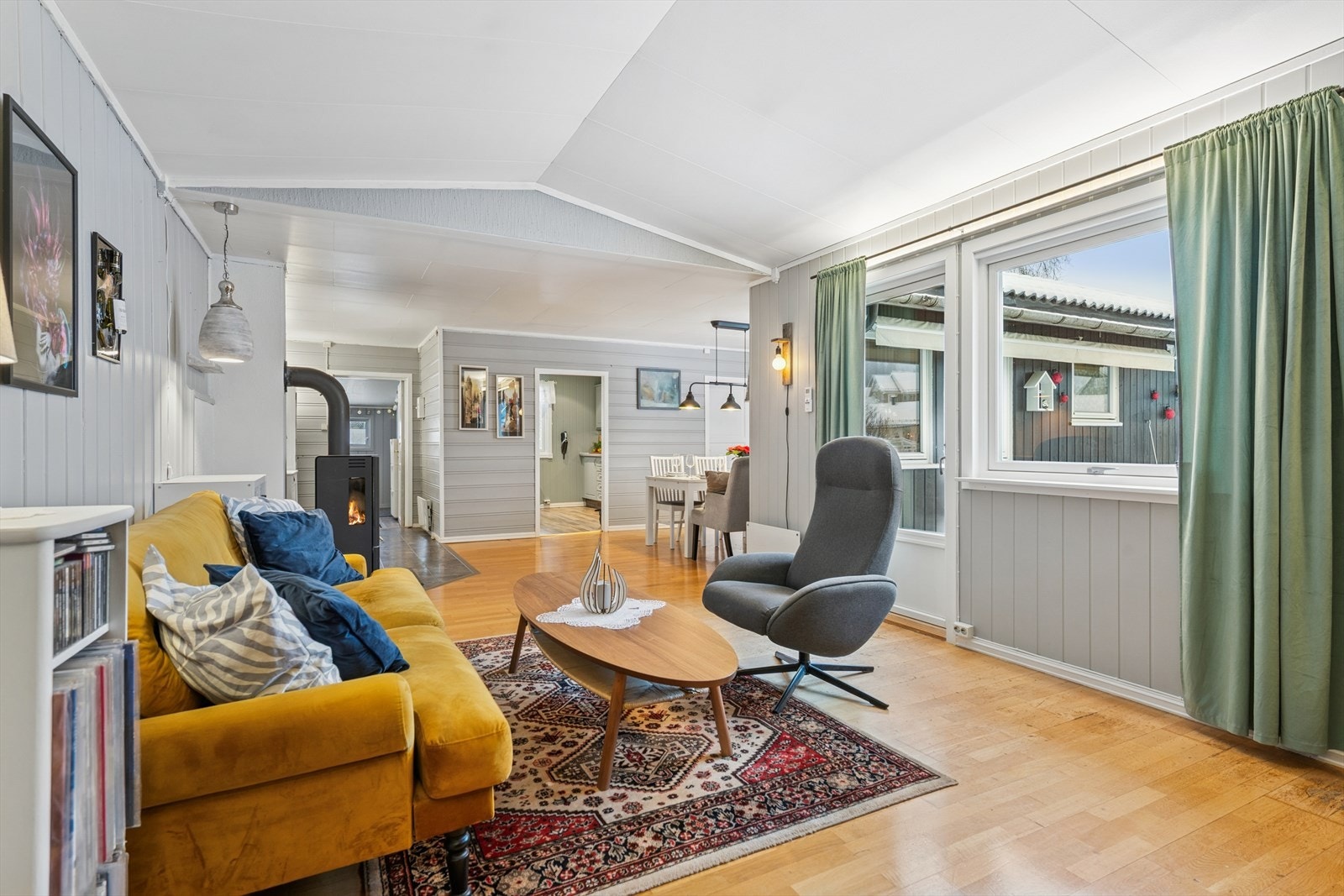 Rommet har en delvis skråhimling som gir en luftig atmosfære. Galleribilde