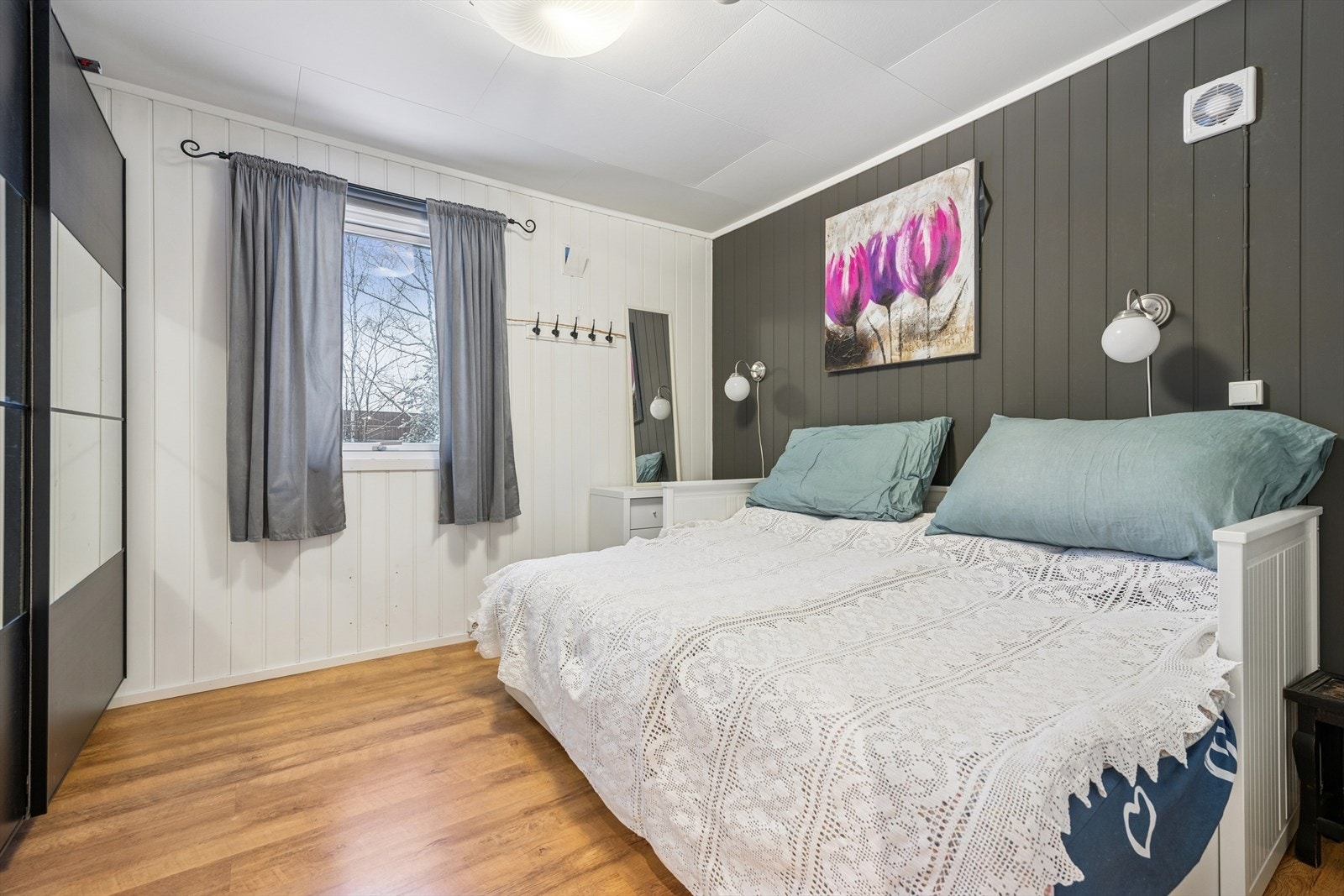 Hovedsoverommet har plass til dobbeltseng og garderobeløsning. Galleribilde