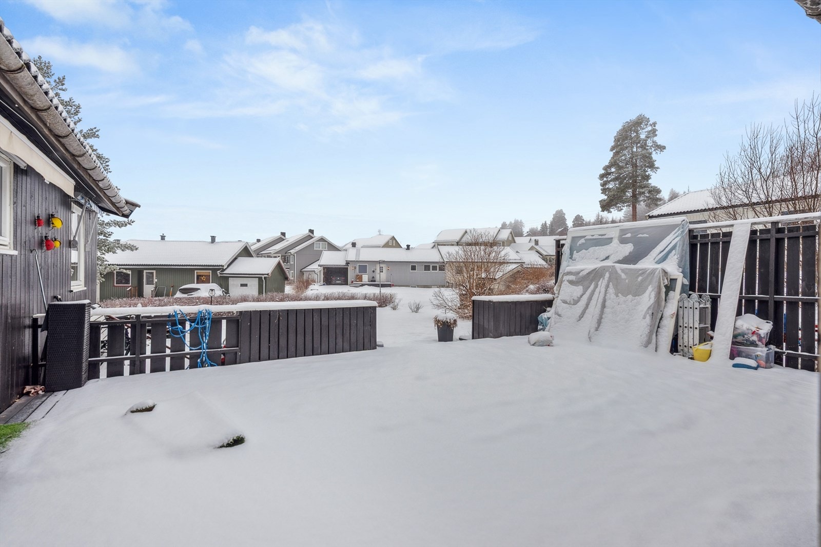 Den store terrassen gir rikelig med plass for utemøbler og sosiale sammenkomster. Galleribilde