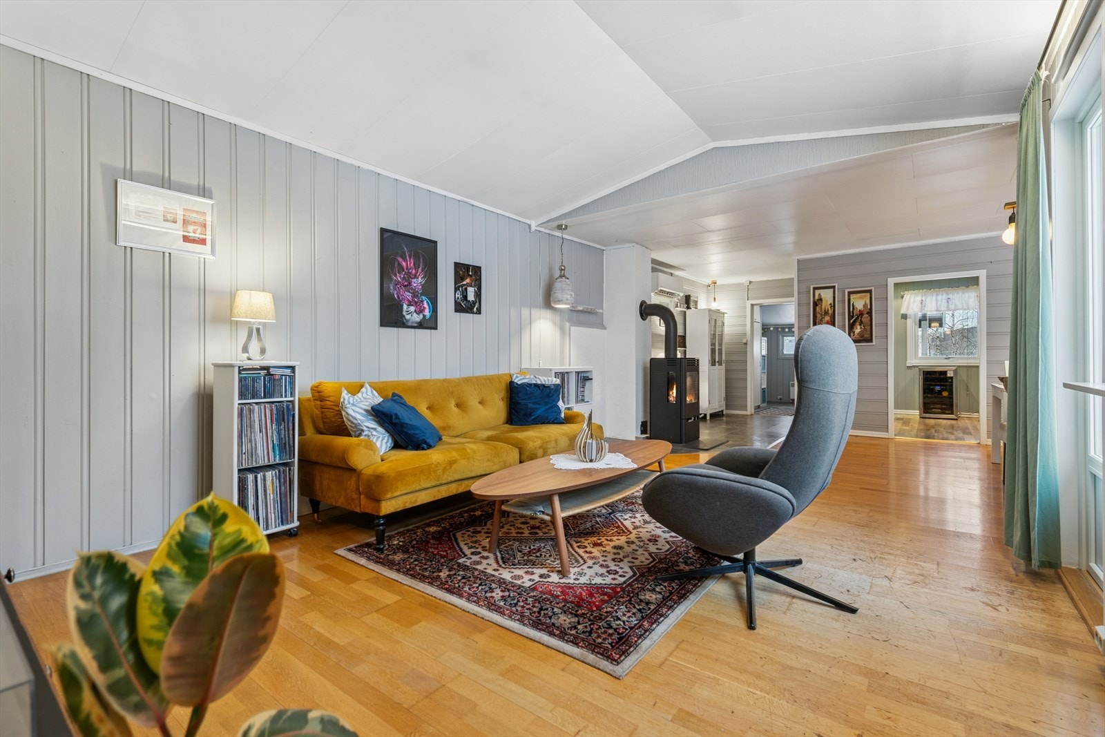 Fra stuen er det direkte utgang til en stor terrasseplatting på 42 m². Galleribilde