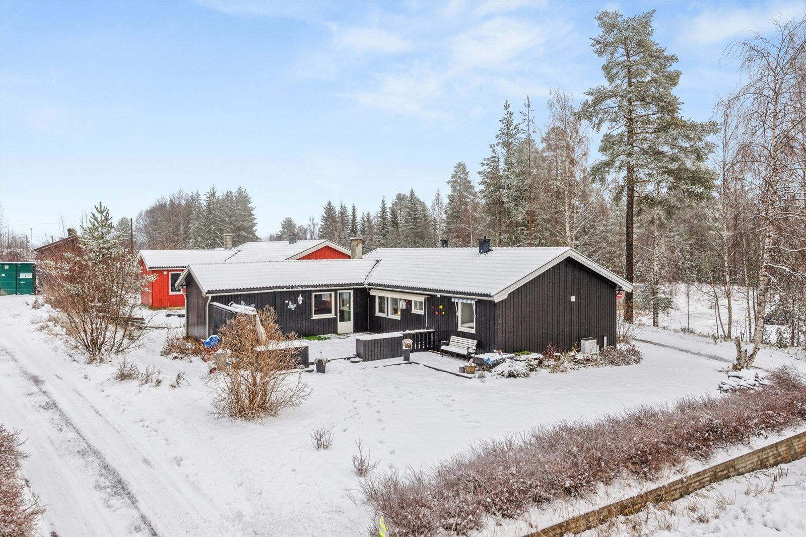 Enebolig fra 1978 med en flat og lettstelt tomt. Galleribilde