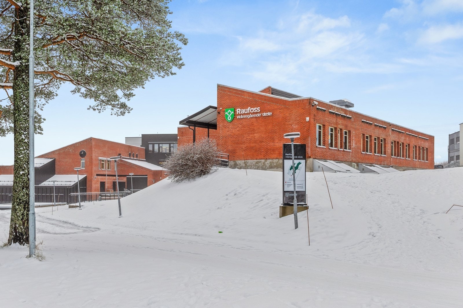 Raufoss videregående skole ligger kun 400 meter unna, en spasertur på fem minutter. Galleribilde