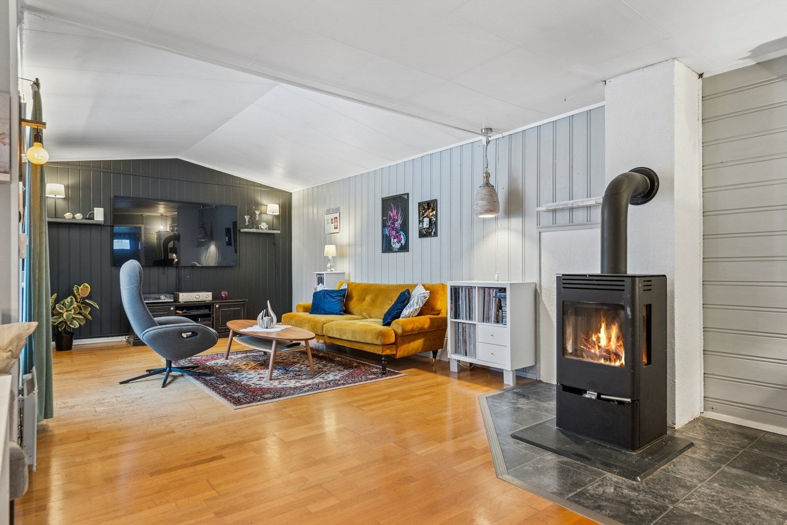 En effektiv vedovn i stuen gir både varme og en hyggelig stemning. Galleribilde