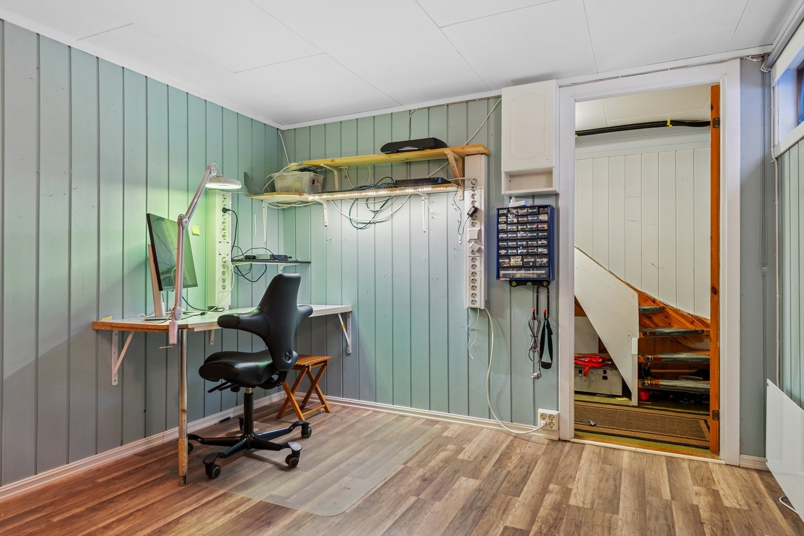 En tretrapp med åpne trinn leder ned til kjelleretasjen. Galleribilde