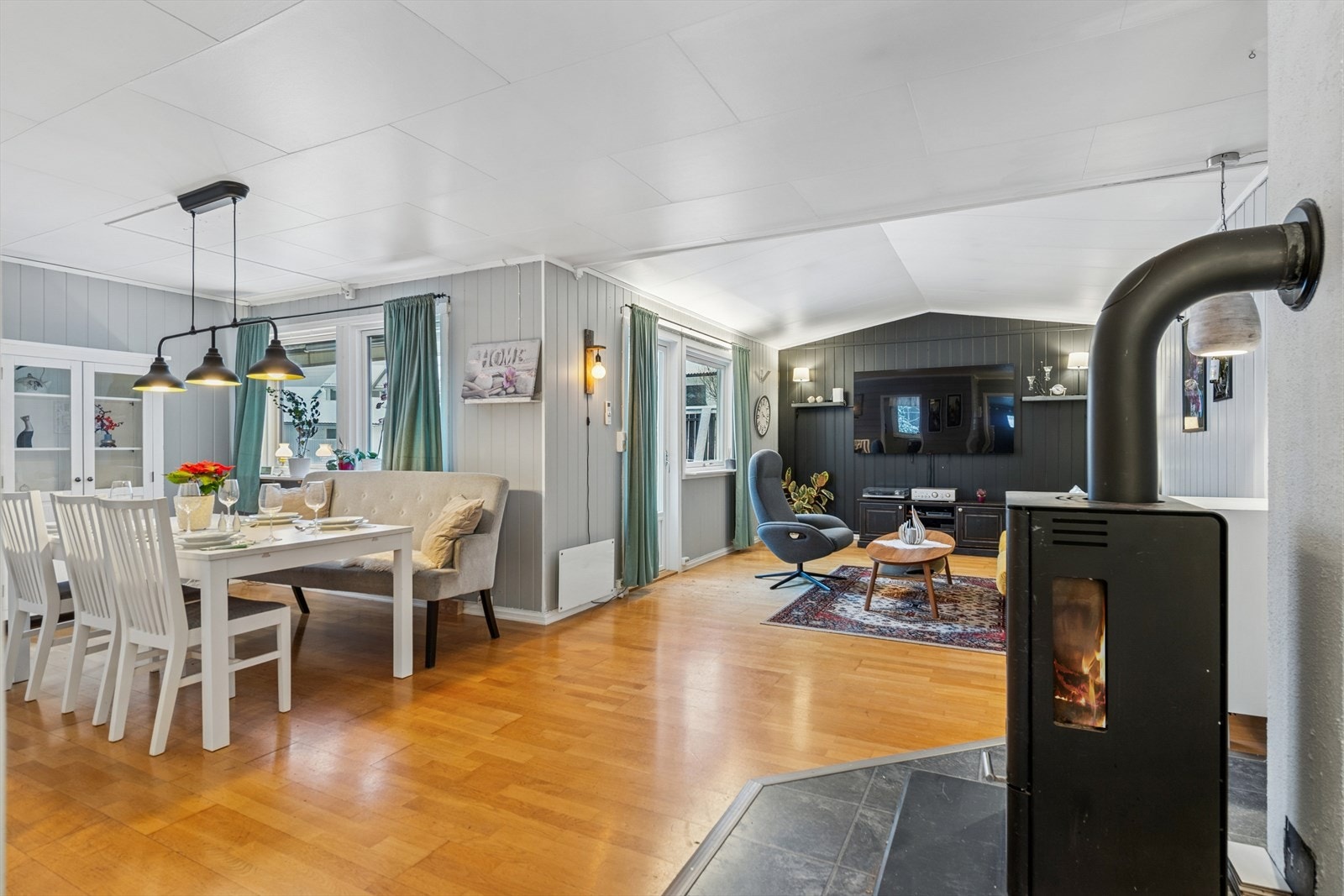 Stuen og spisestuen danner et åpent og sosialt areal i boligens første etasje. Galleribilde