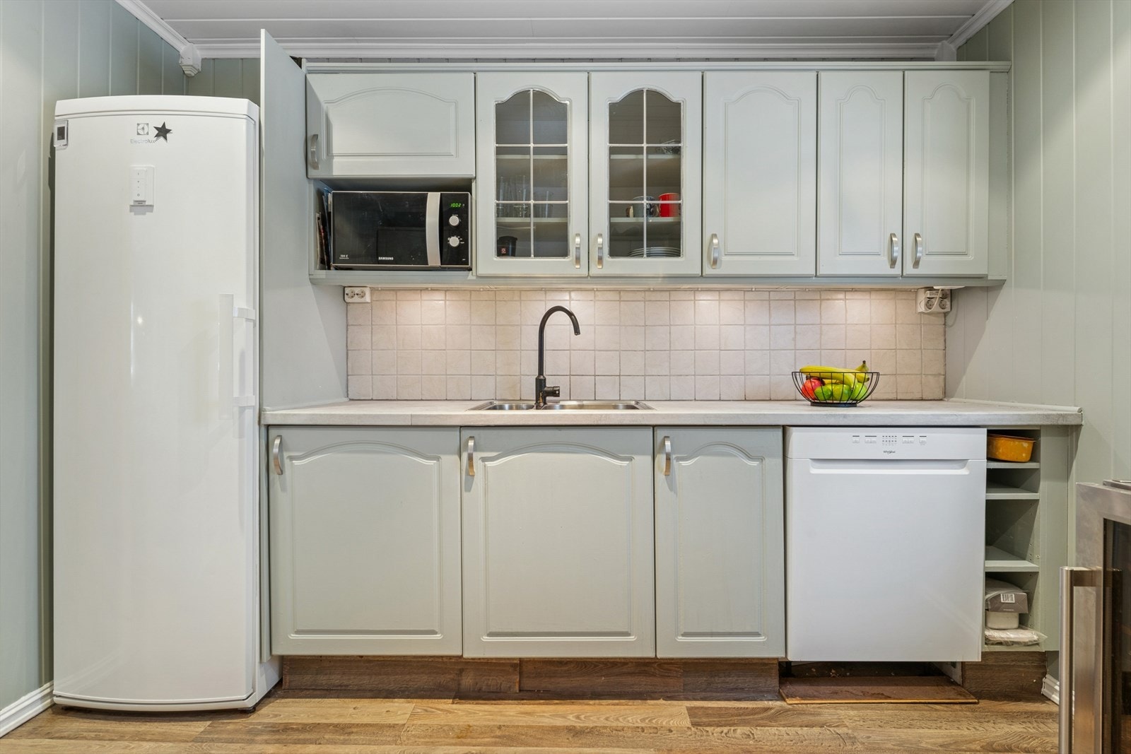 Kjøkkenet har plass til frittstående hvitevarer og er utstyrt med matavfallskvern. Galleribilde