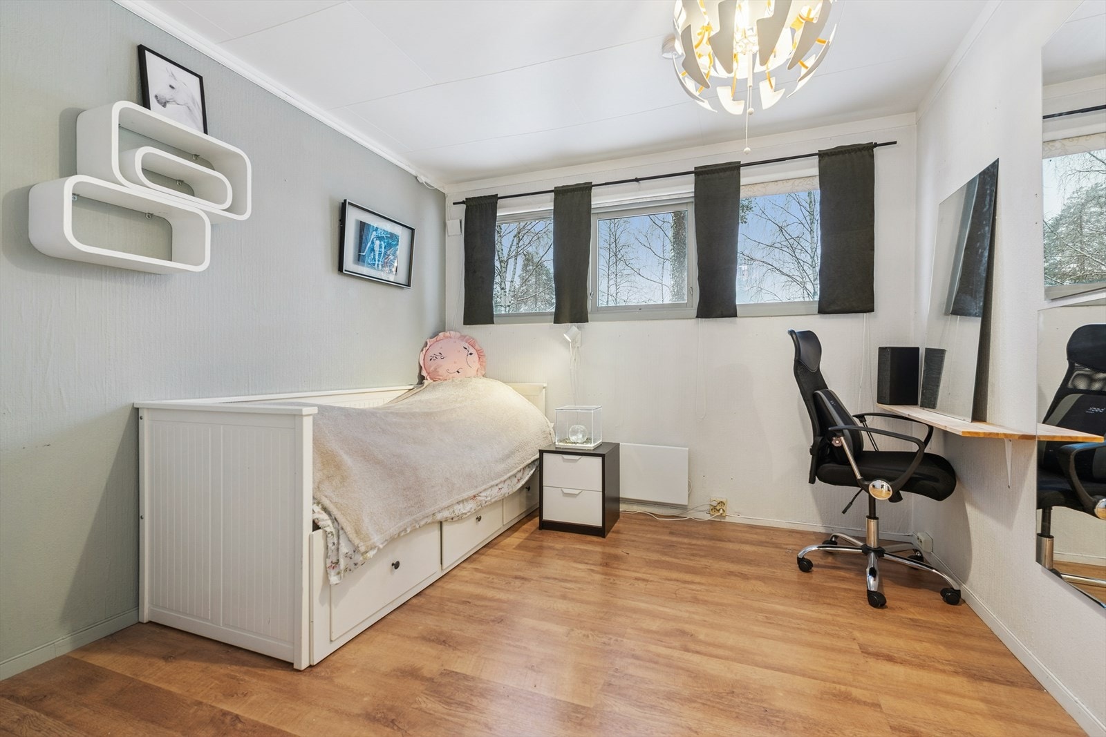 Boligen har totalt tre soverom i første etasje. Galleribilde