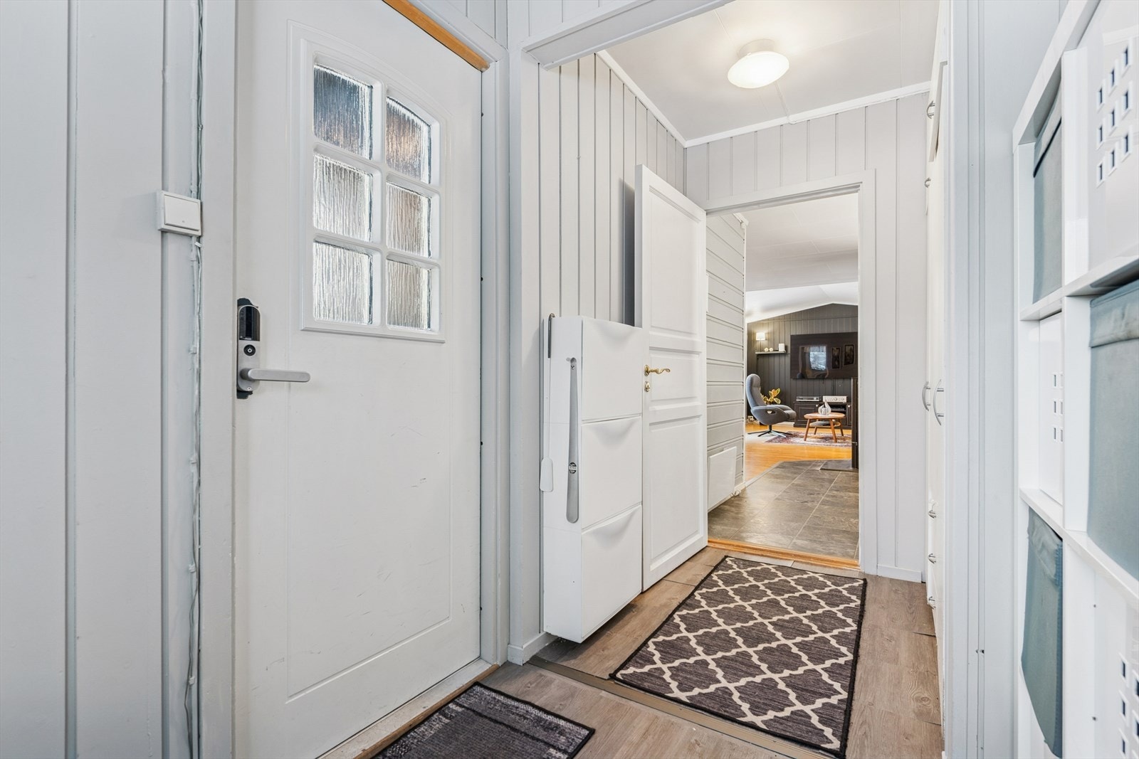 Fra vindfanget kommer du direkte inn til boligens oppholdsrom. Galleribilde