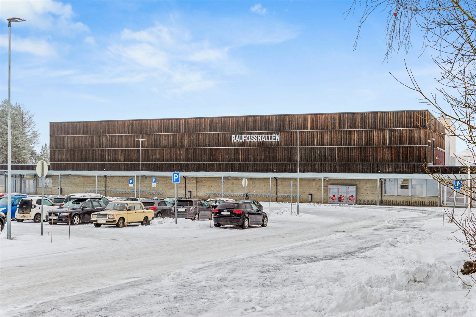 Raufosshallen med sine idretts- og aktivitetstilbud er bare 200 meter fra boligen. Galleribilde