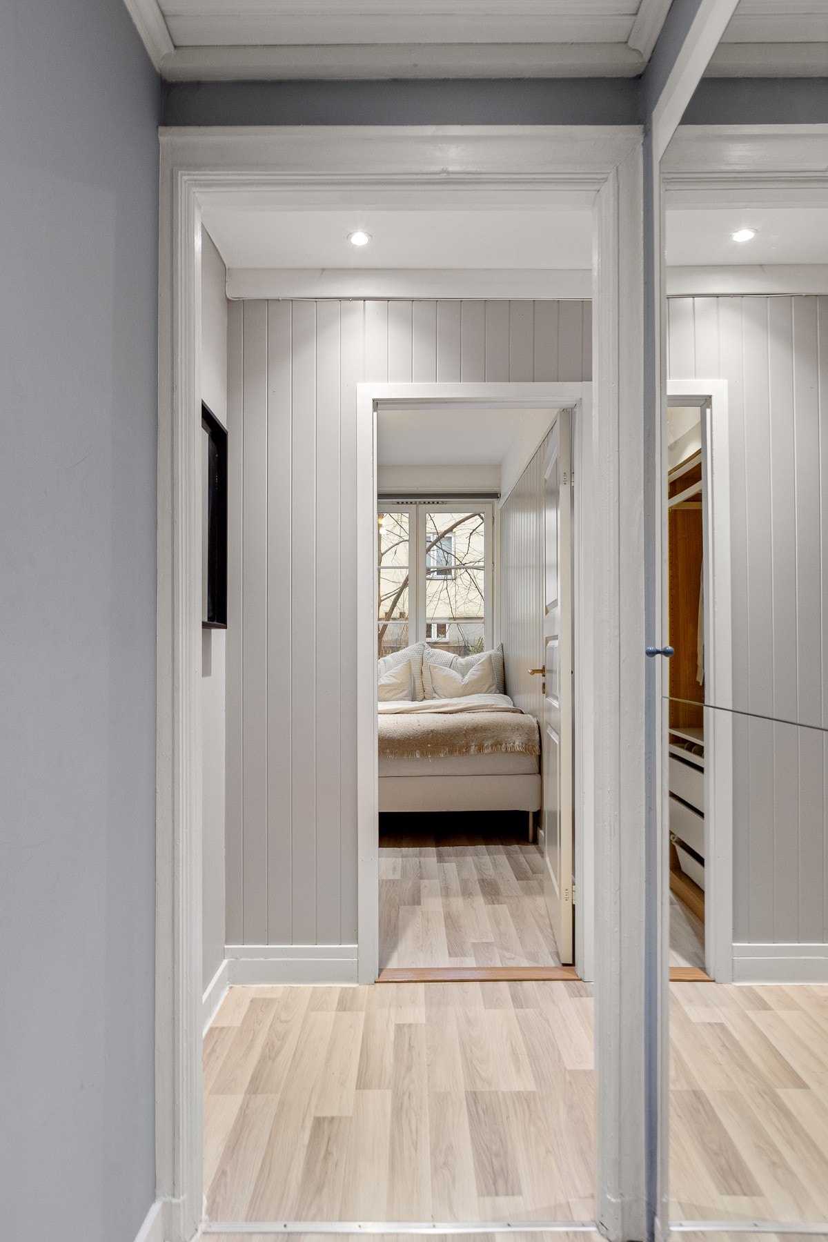 Her er det garderobeskap og dørcalling Galleribilde