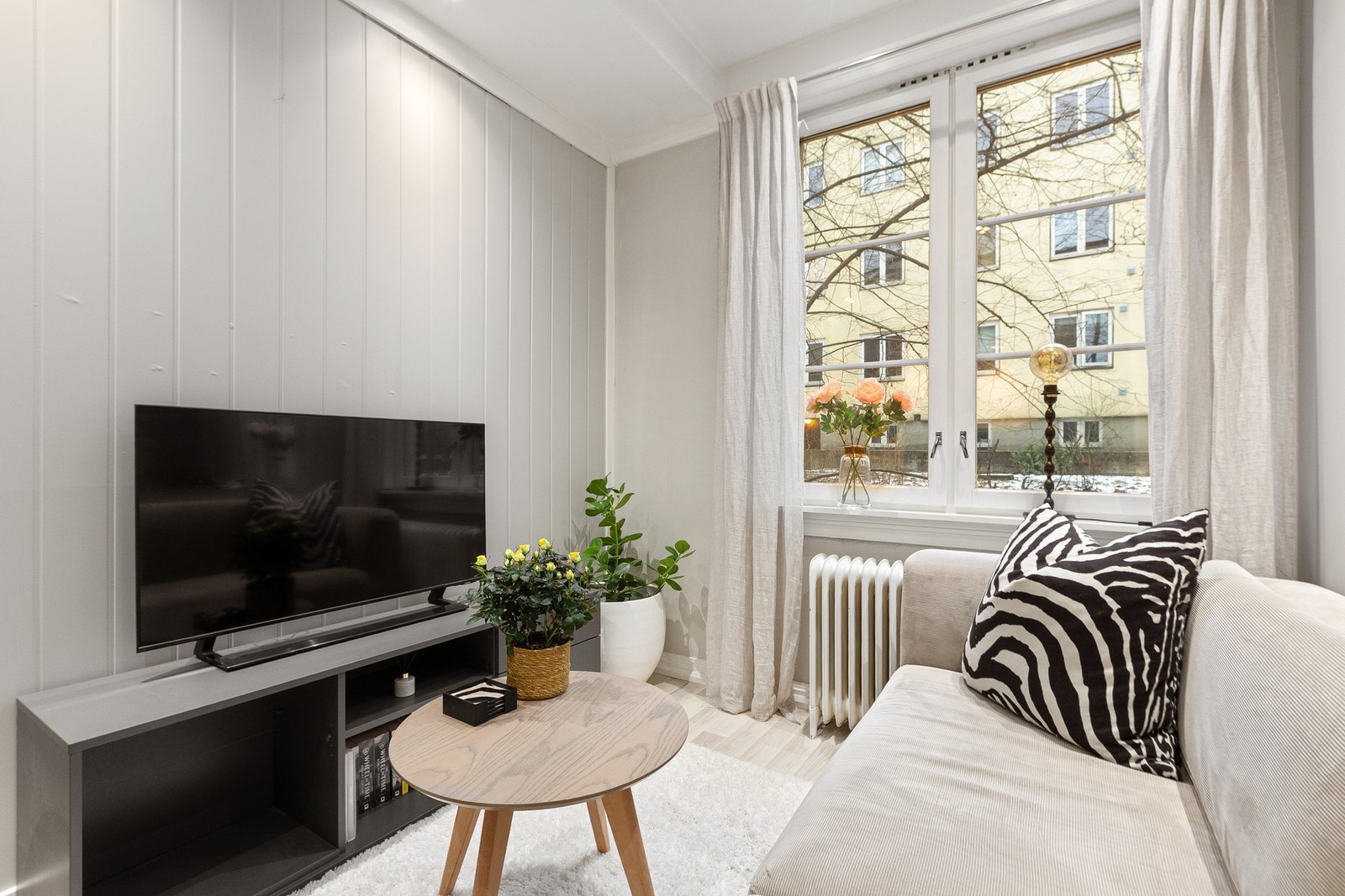 Her er det god plass til både sofagruppe og spisebord, med fleksible møbleringsmuligheter som gjør det enkelt å tilpasse rommet etter behov. Galleribilde