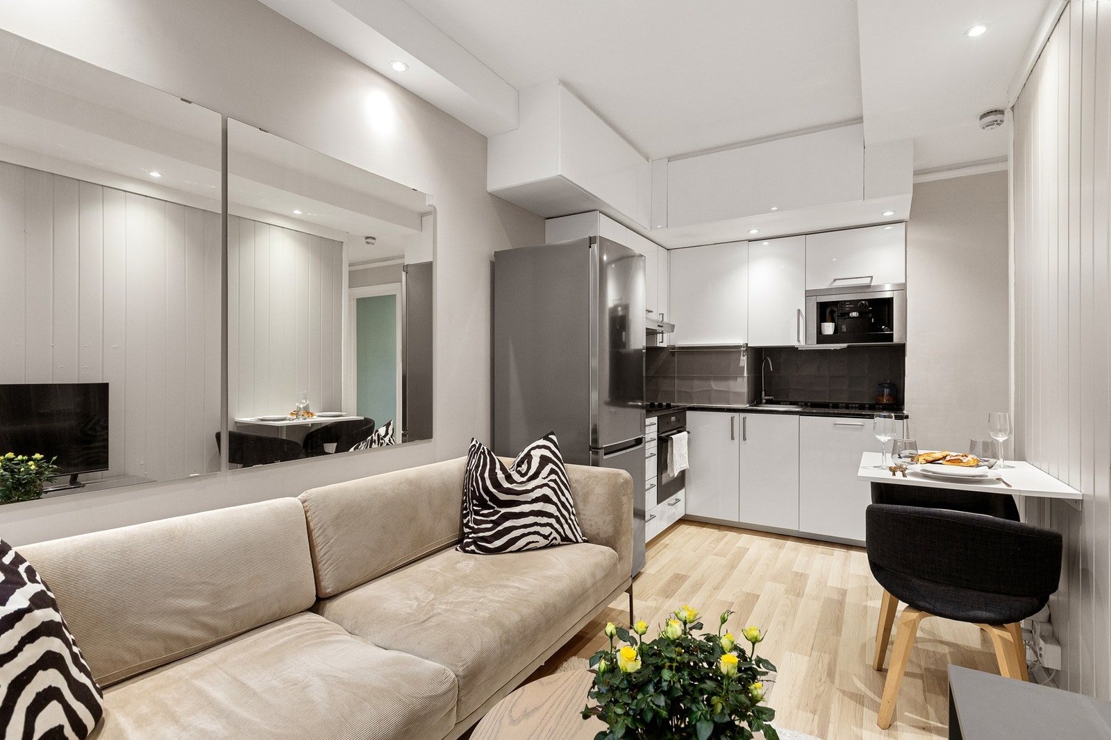 Åpen stue- og kjøkkenløsning som gir en sosial og innbydende romfølelse, med naturlig samspill mellom oppholds- og kjøkkensone. Galleribilde