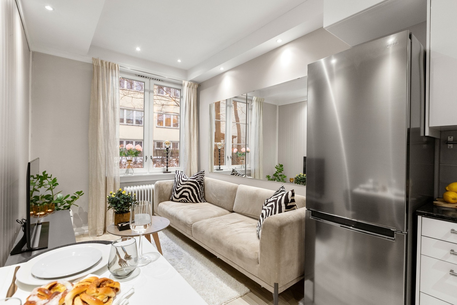 Leiligheten byr på en romslig stue med god takhøyde, downlights og store vindusflater Galleribilde